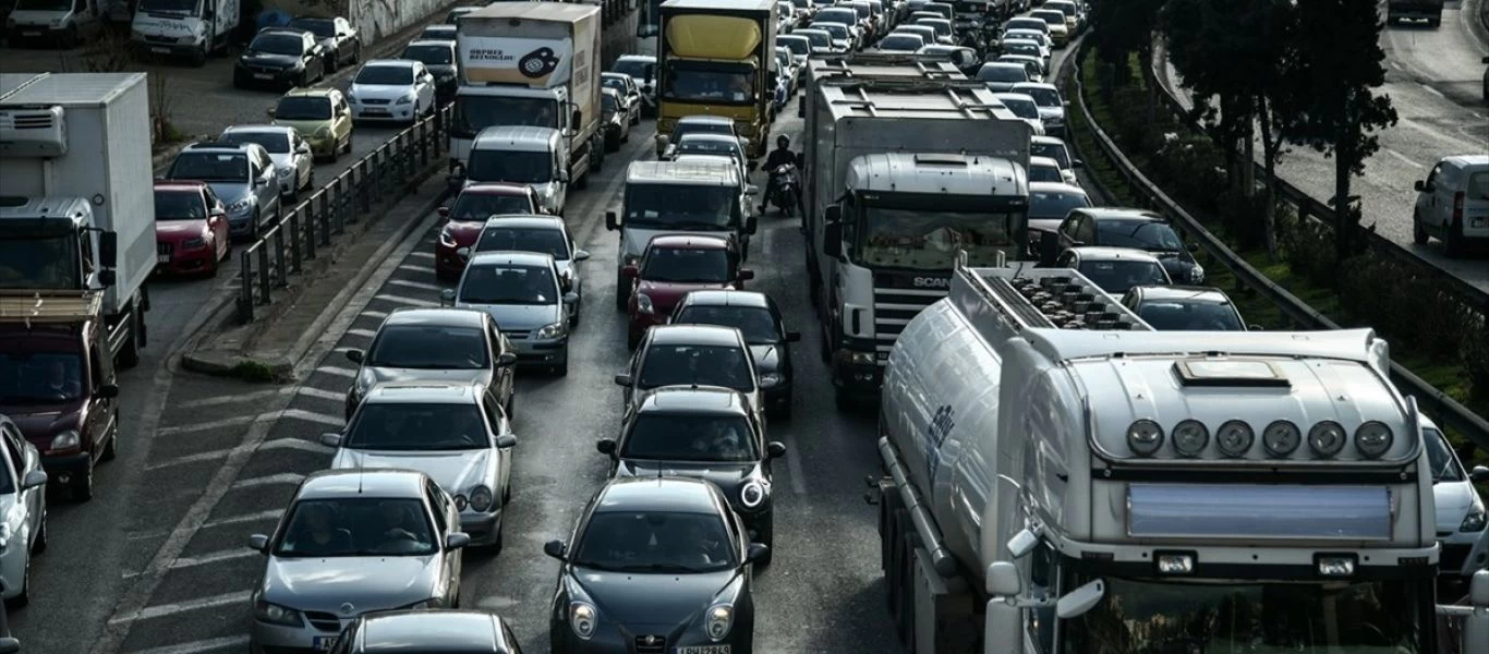 Κίνηση για γερά νεύρα - Μποτιλιαρισμένοι οι δρόμοι στο κέντρο